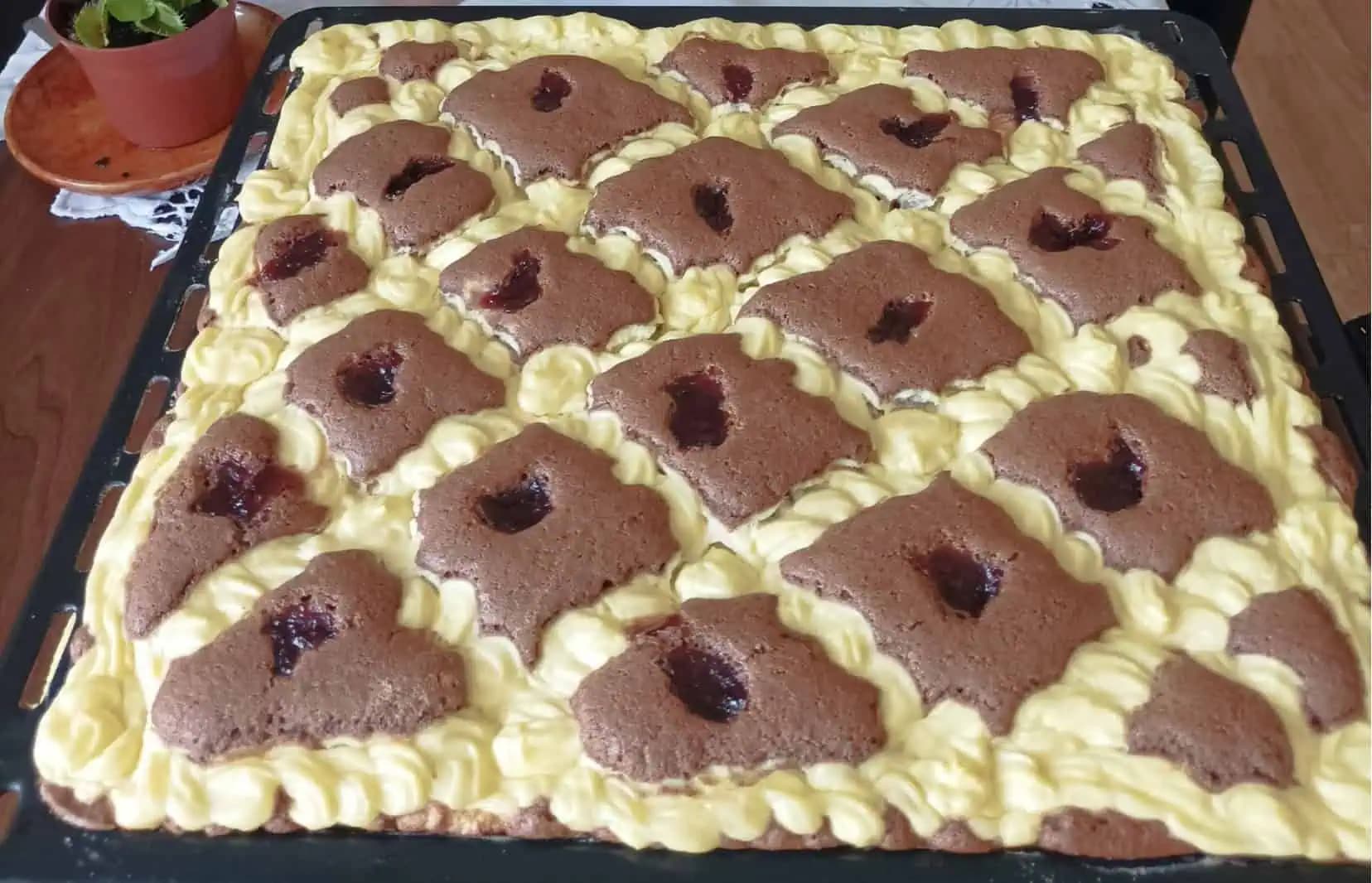 Koláč zvaný „PREŠÍVANÁ DEKA“: Hrnčekový recept!