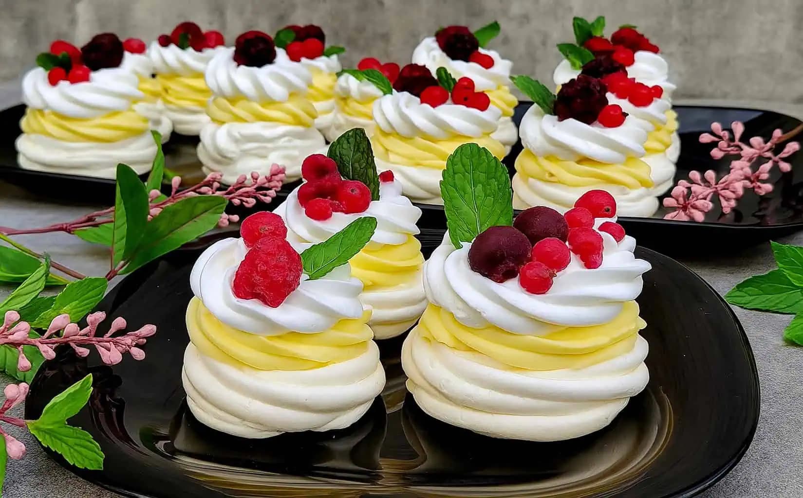 Zmiznú za 1 minútu: Rýchly a jednoduchý recept na skutočnú BOMBU. Ľahučké MINI koláčiky bez múky!