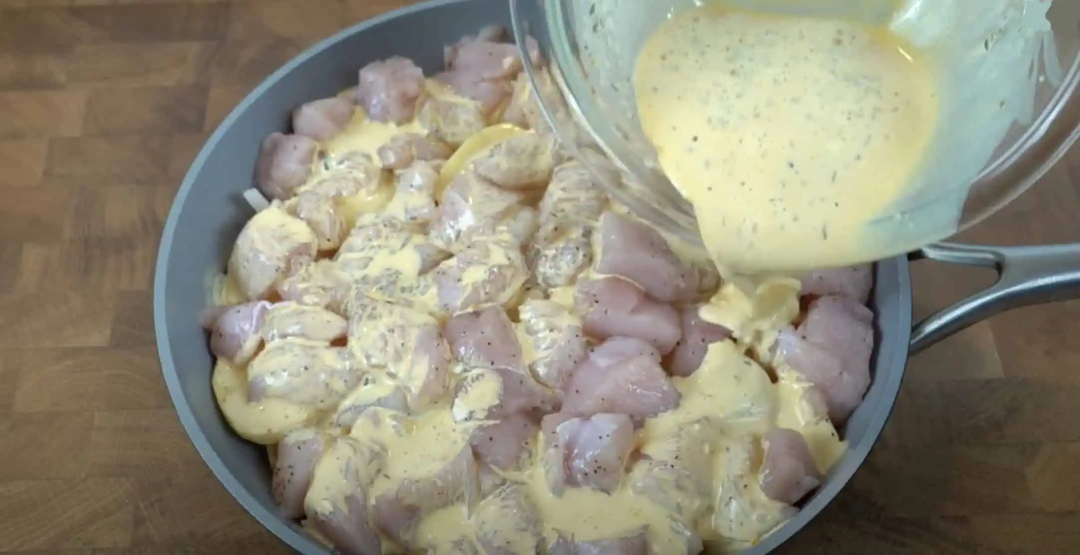 Kuracie mäso budete takto robiť STÁLE: Neskutočne jemné medailóniky v horčici – žiadne obaľovanie, stačí len zamiešať. Lepšie ako rezeň!