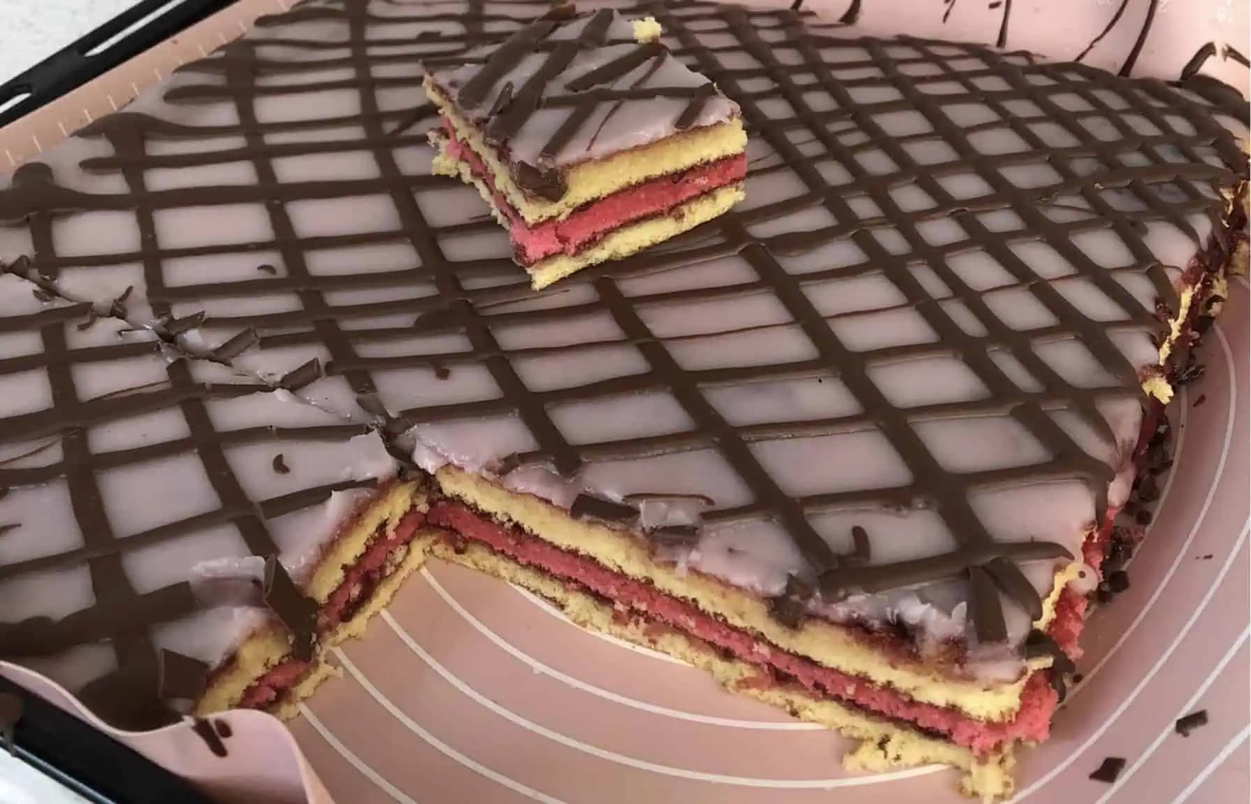 Šťavnatý punčový rez na lyžičky – top recept: Zvládnete ho aj bez kuchynskej váhy a je lepší ako z cukrárne!