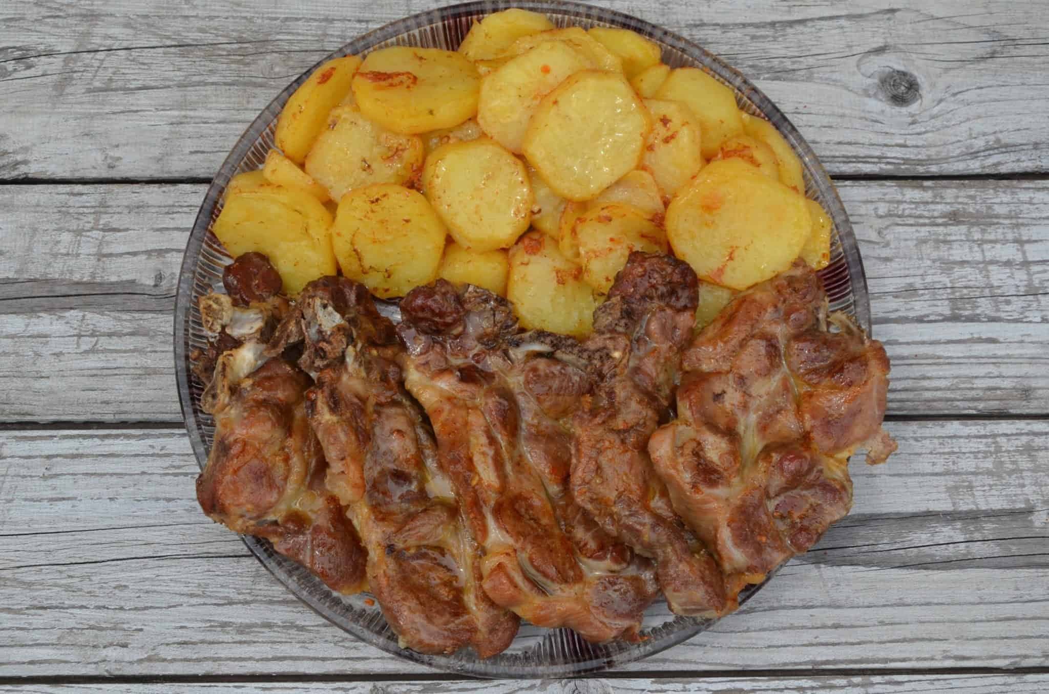 Bravčová krkovička s pečenými zemiakmi: Fantastický obed z jedného plechu!