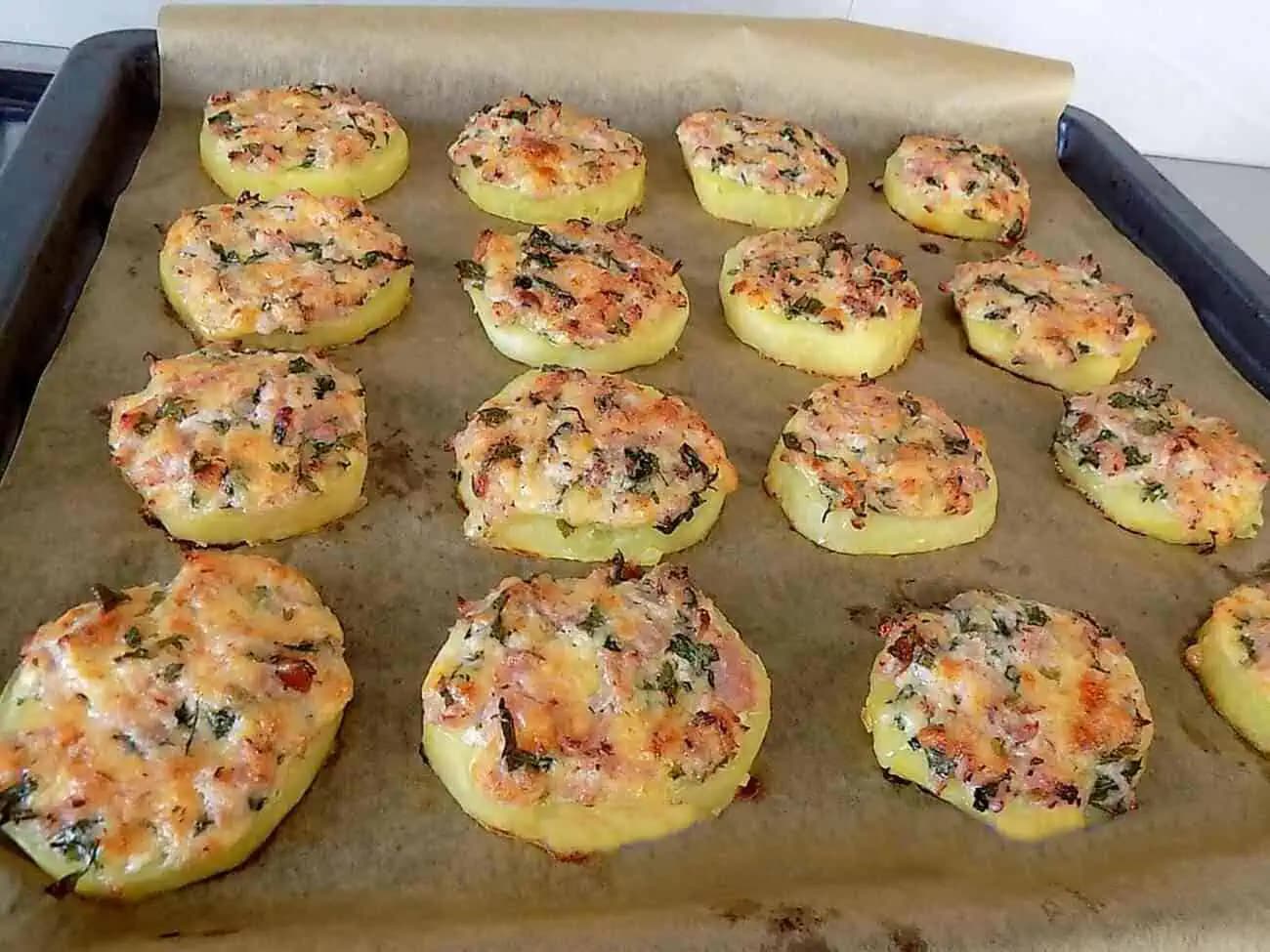 Vynikajúca večera z plechu za 20 minút: Takéto dobré zemiaky ste ešte nejedli!