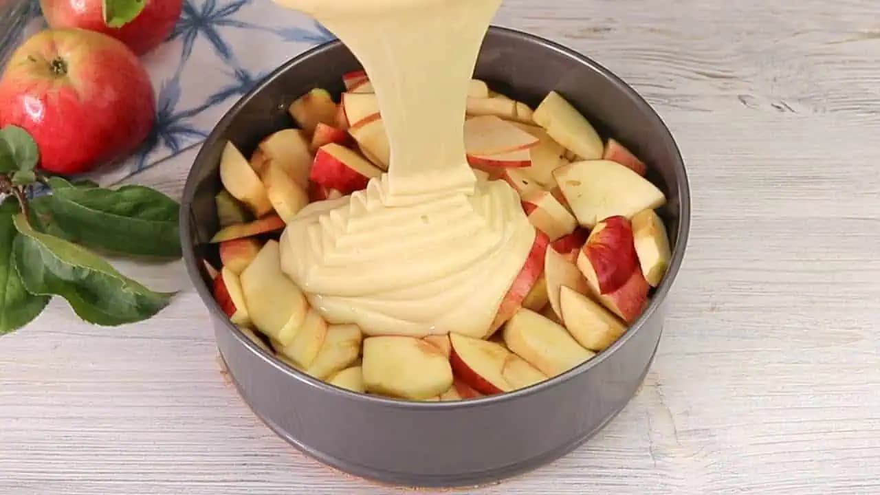 Jablkový koláč za minútu: Takto lahodná piškóta so šťavnatými jablkami vás privedie do šialenstva!