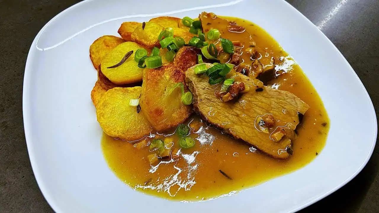 Recept na prírodné Pastierske rezne: Jemné bravčové mäsko v omáčke s cesnakom, ktoré je perfektne ochutené!