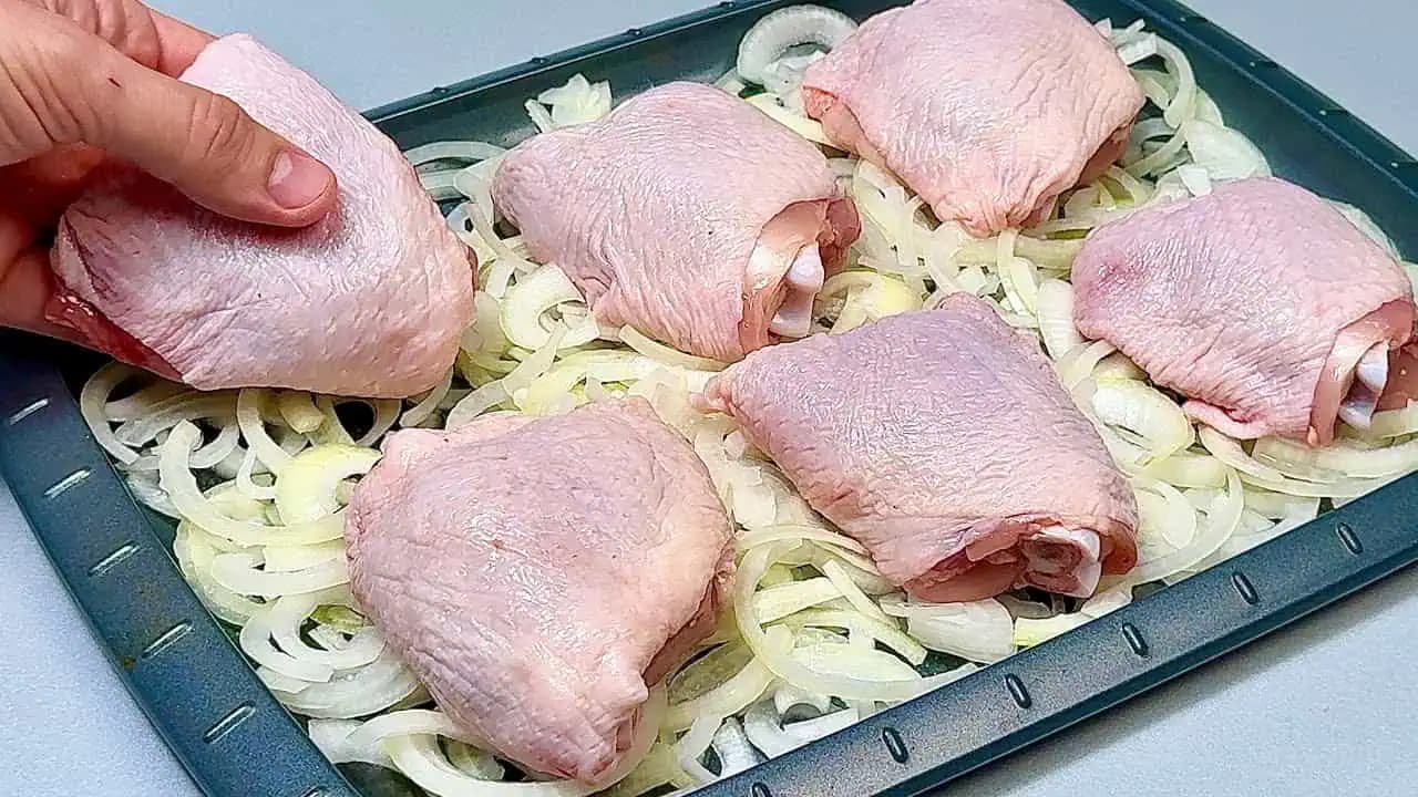 Kuracie stehná položím na nakrájanú cibuľu a pečiem už len takto: Delikatesa väčšia ako rezeň!