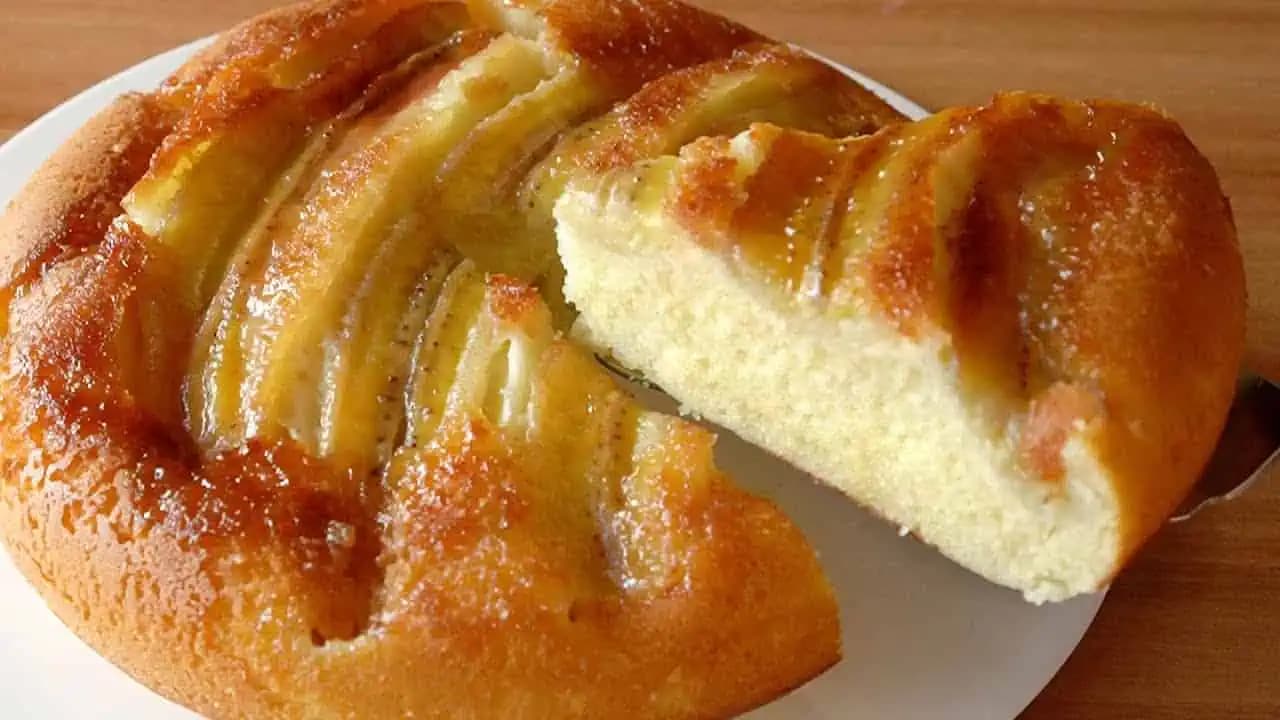 Máte doma 2 banány a 1 vajce? Super jednoduchý recept na banánový koláč z panvice!