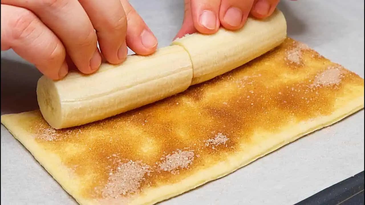 Banány len ošúpať a položiť na lístkové cesto: Keď ochutnáte ten výsledok, bude u vás rozvoniavať pravidelne!