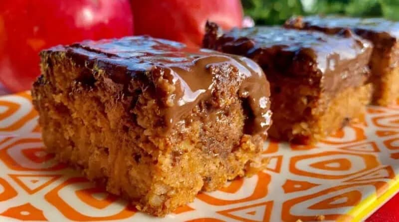 Krupicový koláč s jablkami na hrnčeky: Tak šťavnatý, že sa vám roztopí v ústach!