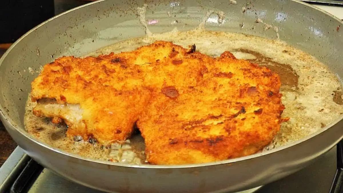 Ešte stáler dávate vypražené REZNE odkvapkať na servítku? Stačí poznať tento TRIK a už nebudú NIKDY napité tukom!