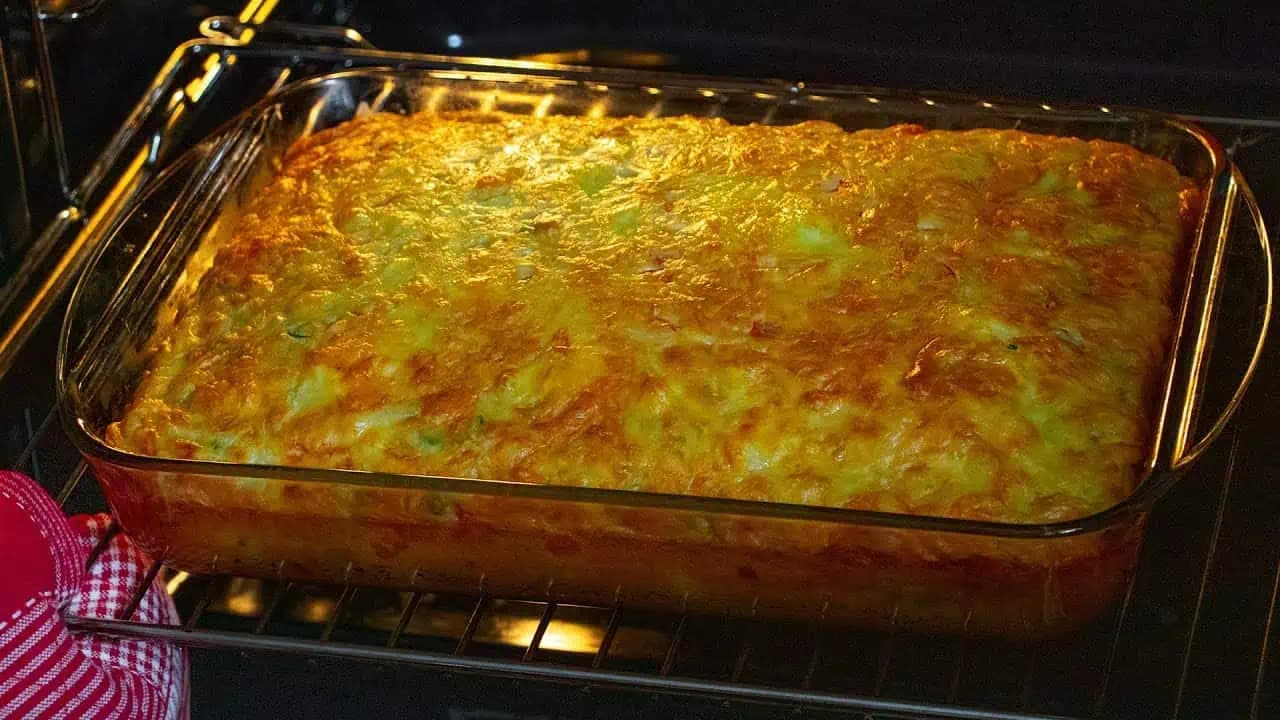 Plnená zemiaková placka na plechu: Zabudnite na vyprážanú klasiku, toto je stokrát lepšie a naje sa celá rodina!