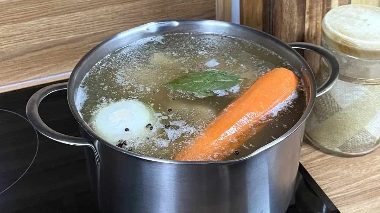 Šikovný TRIK na dokonalý vývar: MÁLOKTO robí pri varení túto vec!