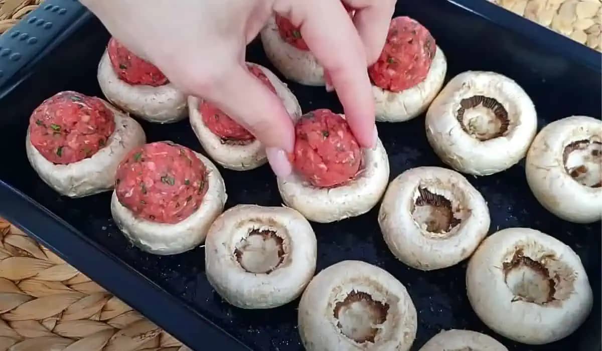 Z mletého mäsa vytvrujem guľky a vložím ich do húb: Ľutujem, že som toto predjedlo nepoznala skôr!