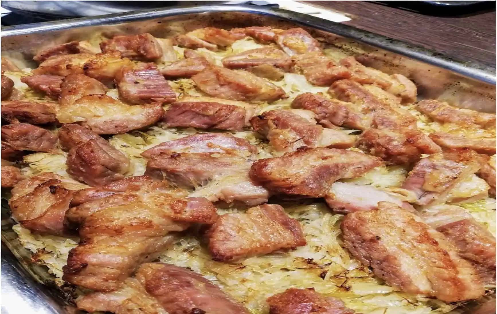 Bravčové rebierka pečené na kapuste: Trik, s ktorým mäsko ostane extra šťavnaté a jemné!