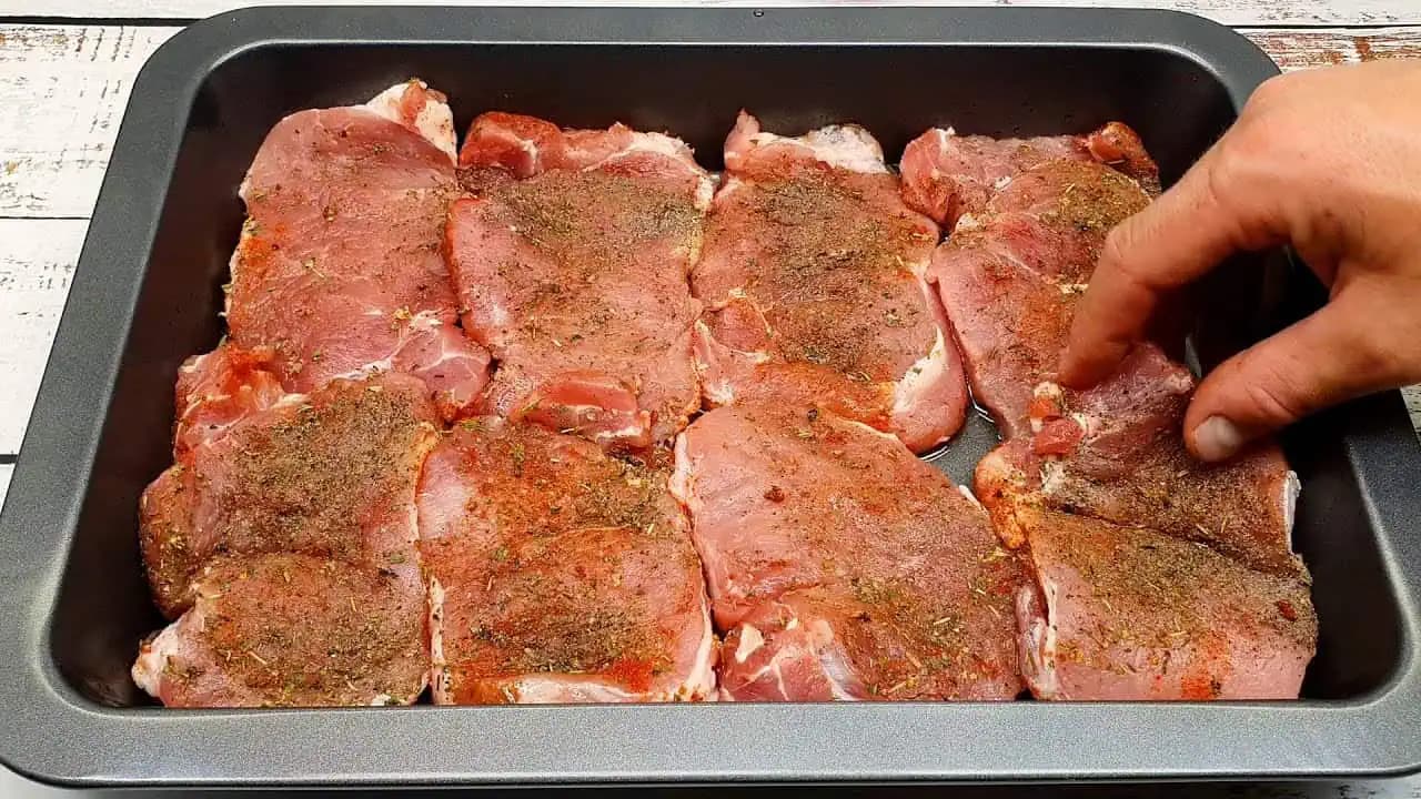 Šťavnaté rezne na plechu: Bravčové mäso už nevyprážam, ale pripravujem len takto!