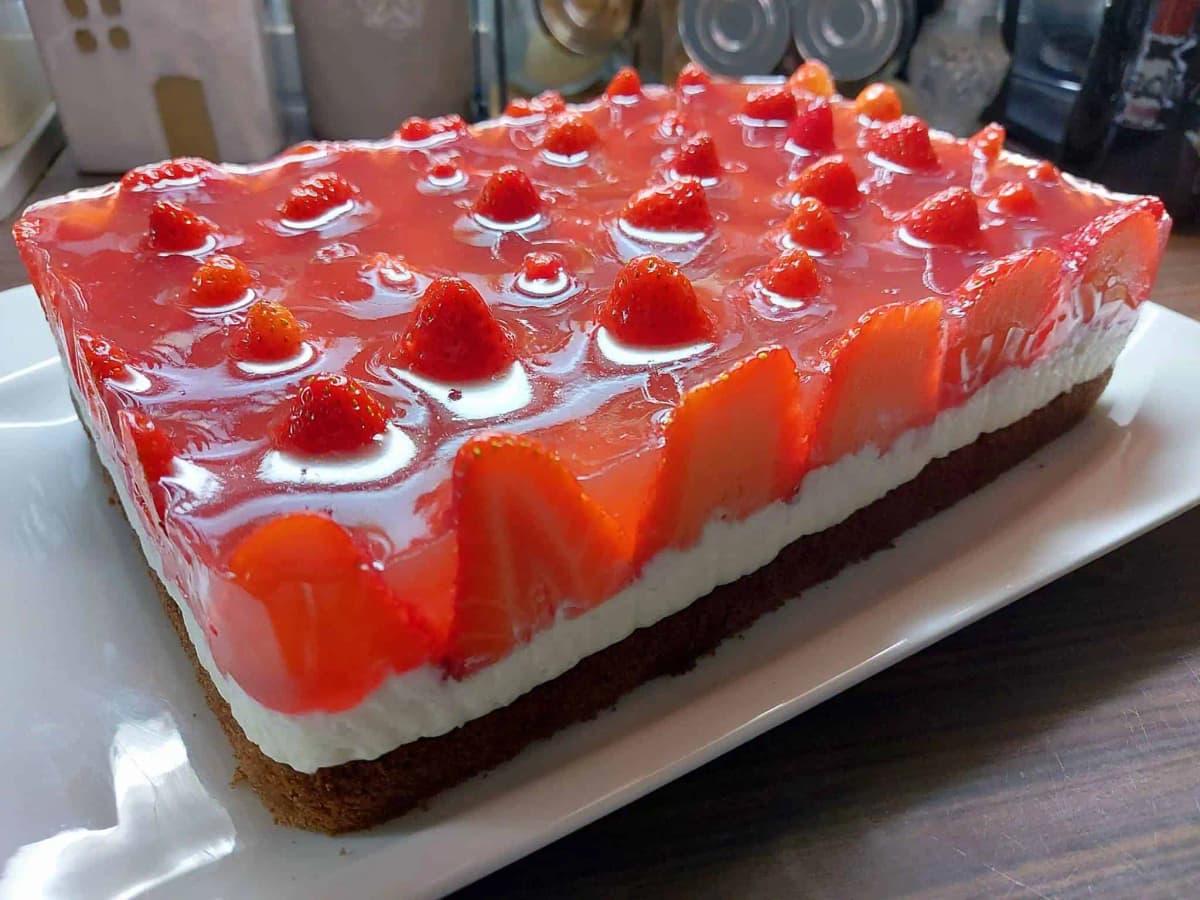 Jahodové rezy „MÍŠA“: Zatienia všetky zákusky , úplne sa rozplývajú na jazyku!