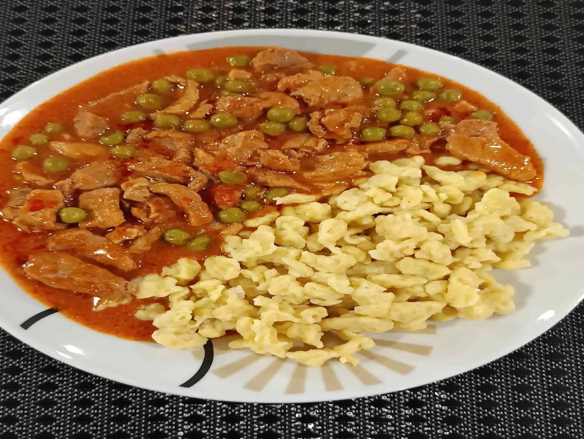 Bravčové mäsko na hrášku a ako príloha halušky: Odskúšaný recept!