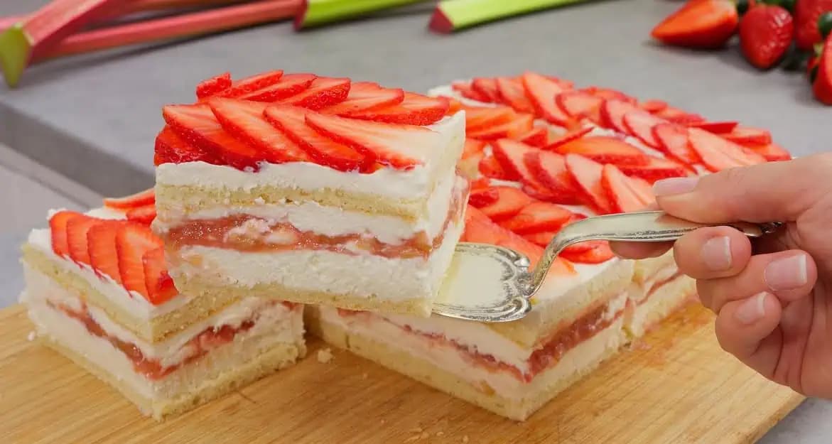Jahodovo-rebarborový koláč s mascarpone: Niečo tak dobré z jahôd ste ešte nejedli!