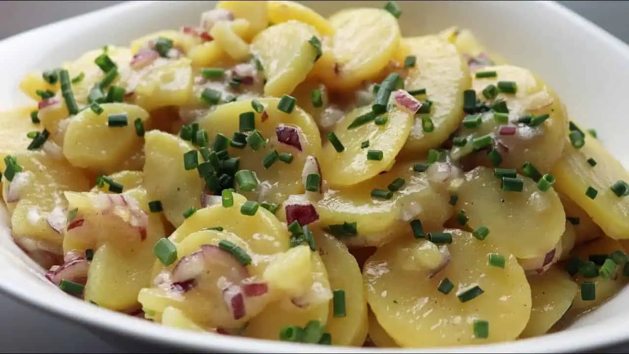 Najznámejší VIEDENSKÝ šalát: Tento recept zo zemiakov dobyl celý svet!