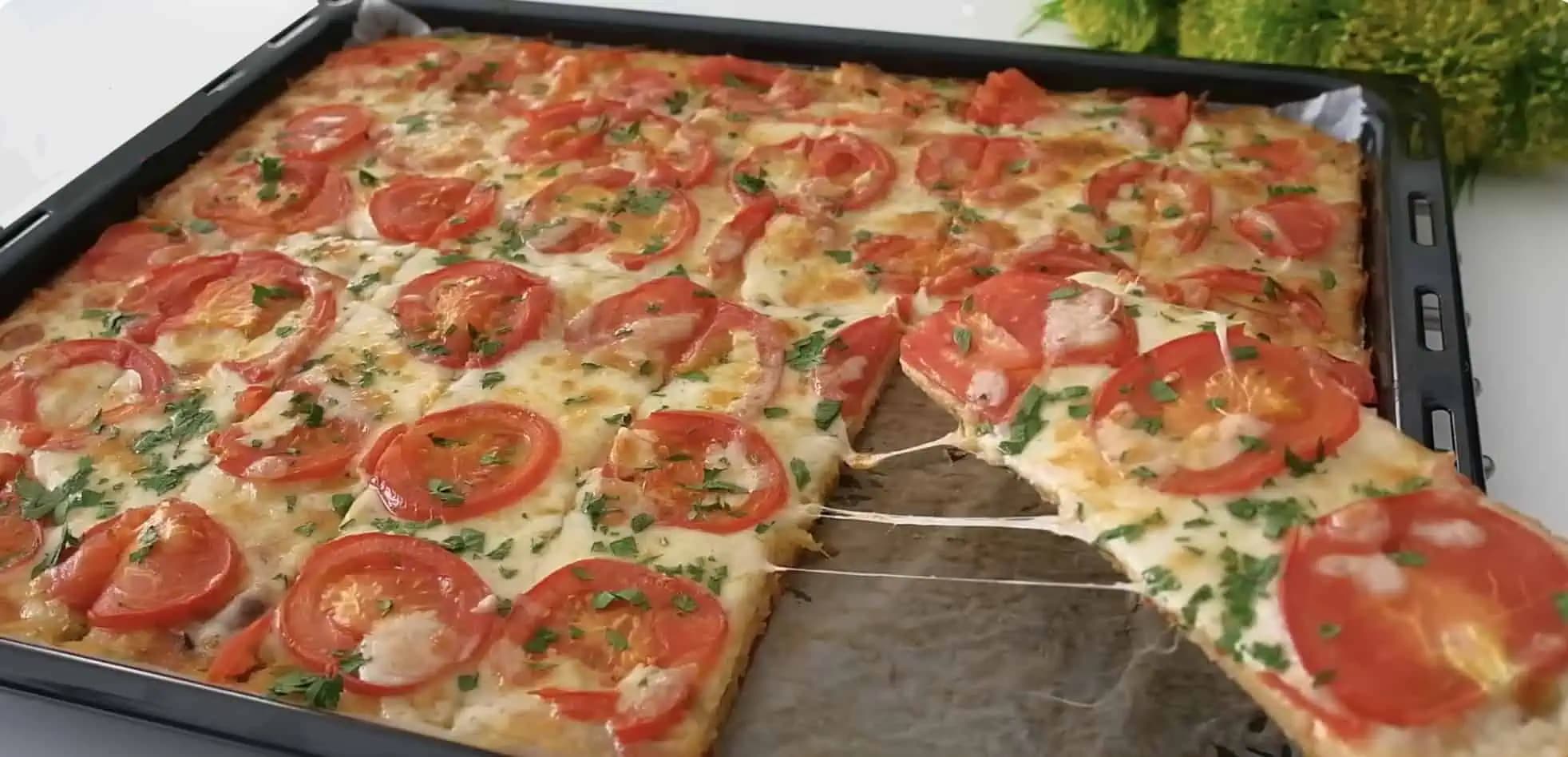 Stačí nastrúhať 3 zemiaky a máte pochúťku väčšiu ako pizza: Jednoduché, lacné a chutné!