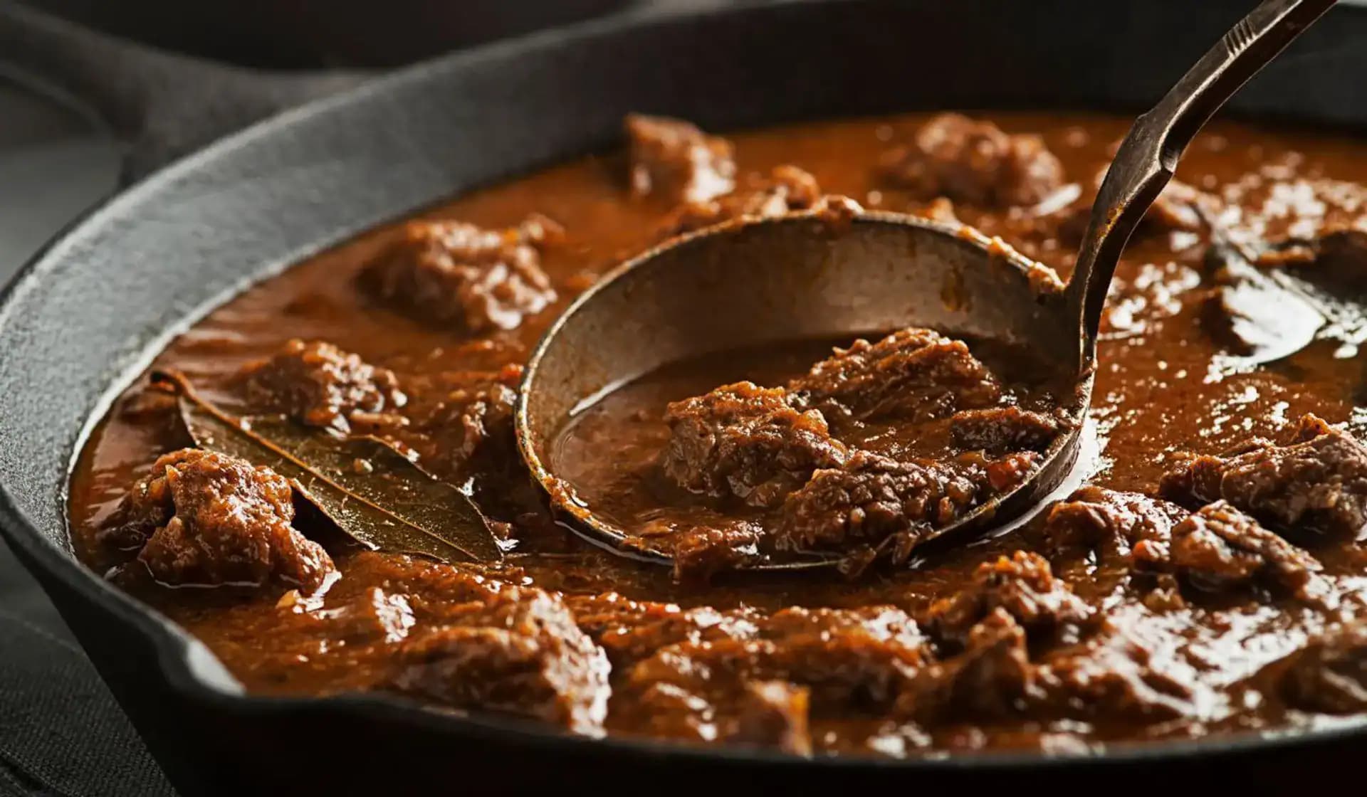 Ako zahustiť guláš a omáčku bez múky? Existuje oveľa lepší a zdravší spôsob!