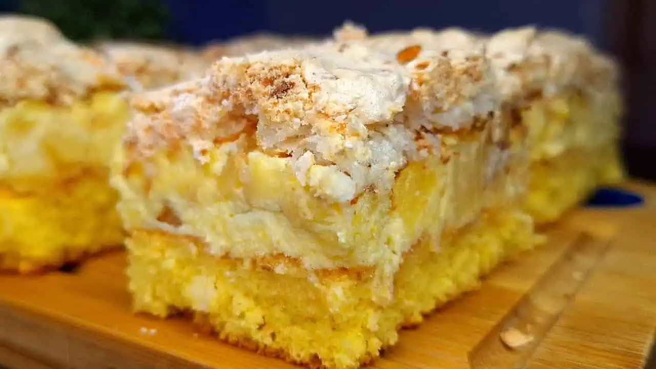 SVADOBNÝ jablkový koláč: Sladká delikatesa s nadýchaným cestom, jablkami, krémom a penou!