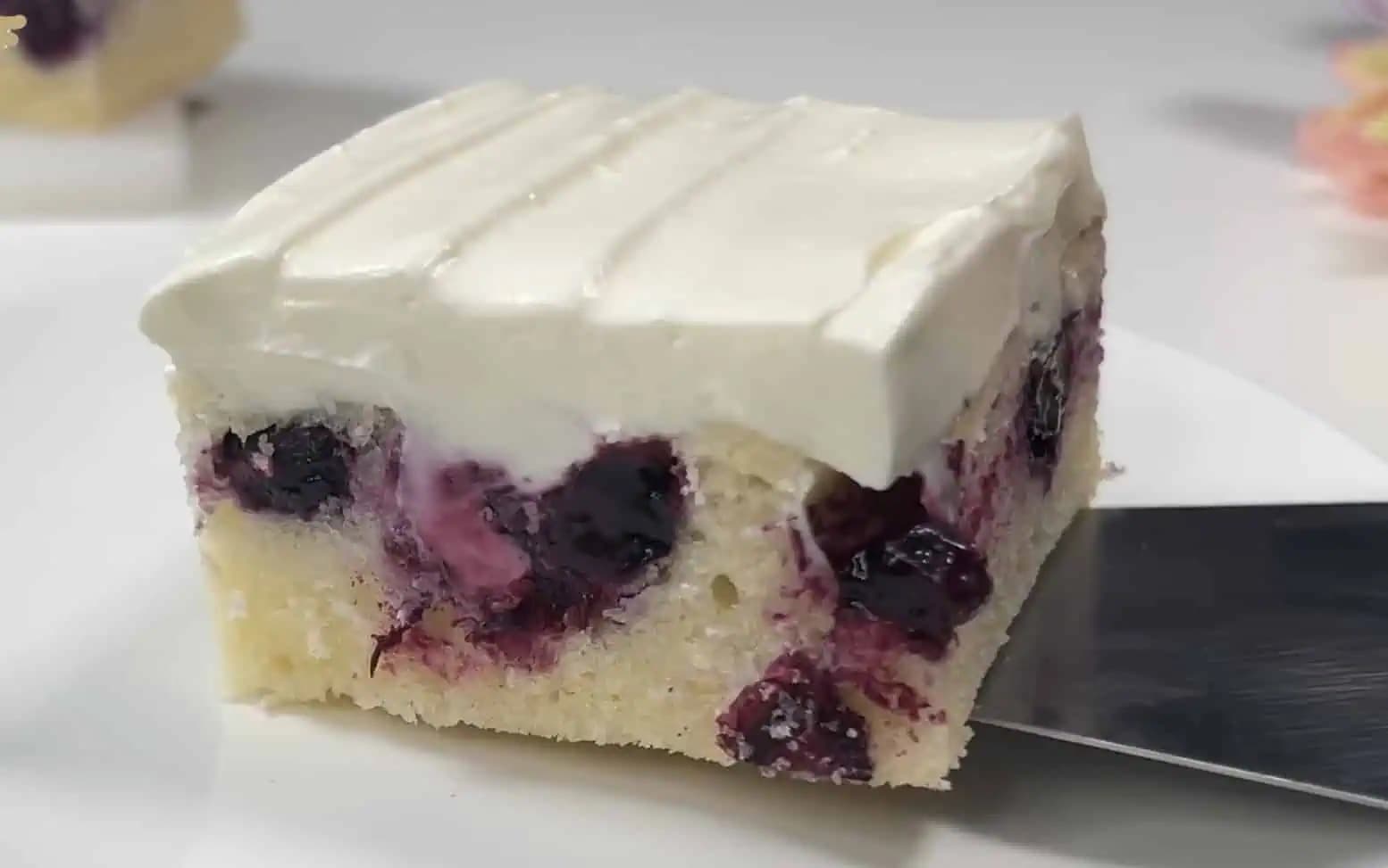 Jemný SLIVKOVÝ koláč s kyslou smotanou: Jeden neuveriteľne lahodný a rýchly koláčik!