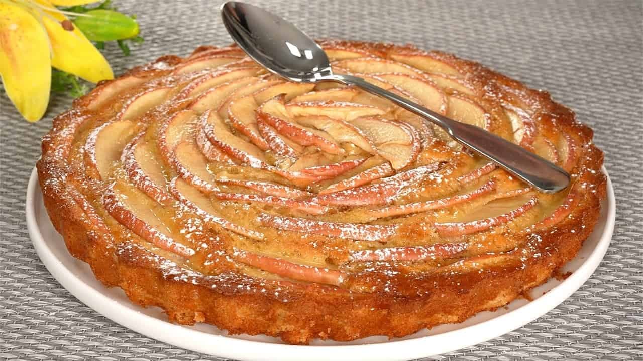 Slávny jablkový koláč so 4 polievkovými lyžicami, ktorý sa topí v ústach: Jednoduché a chutné!