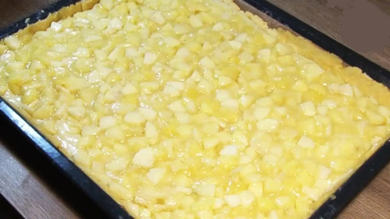 Najlepší jablkový koláč s pudingom a posýpkou: Extrémne lahodný!