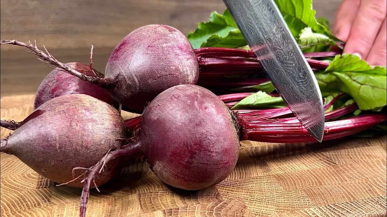 Máte doma červenú repu a hlávku cesnaku? Musíte skúste GENIÁLNY recept podľa Jamieho Olivera!
