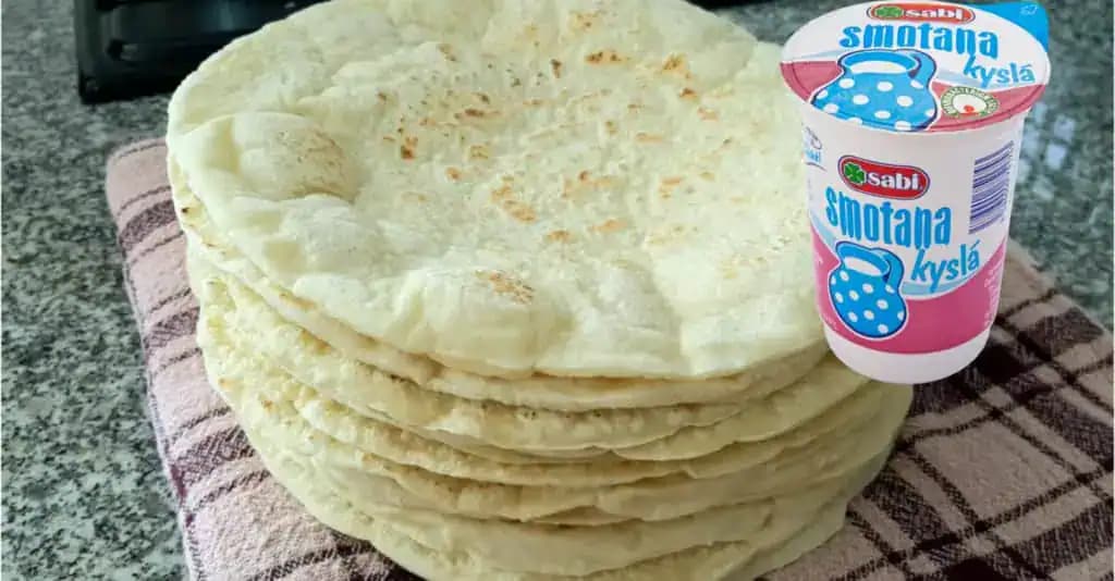 5-minútové chlebové placky z kyslej smotany: Najlepšia náhrada pečiva, robím ich každý druhý deň!