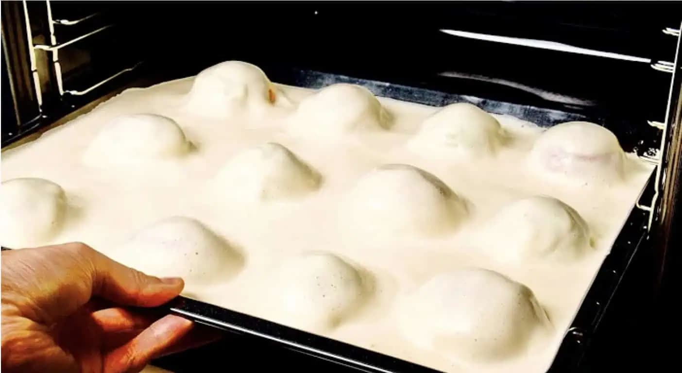 Šťavnatý jablkový koláč s kyslou smotanou: Žiadna robota a výsledok fantastický – najlepší jablkáč pod slnkom!