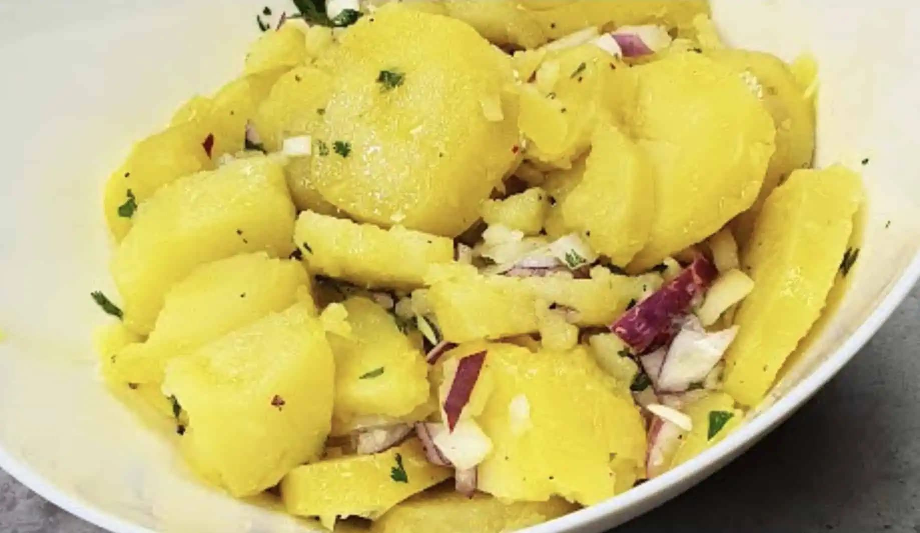 ŠMYKĽAVÝ zemiakový šalát: Najväčšia delikatesa zo zemiakov a jednoduchého nálevu!