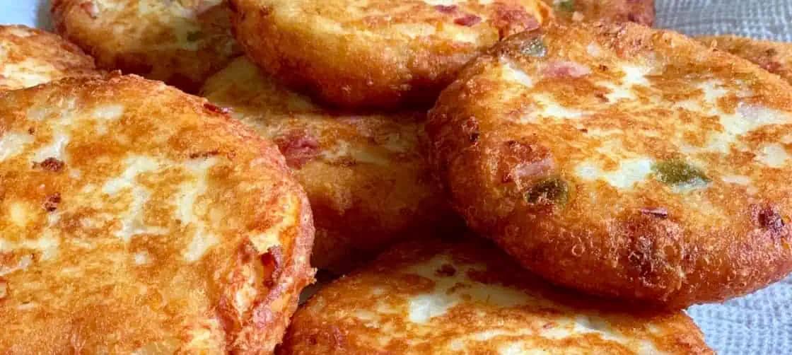 Zemiakové placky so syrom a šunkou (najlepší recept): Príprava na 5 minút, nejde do nich strúhanka ani múka!