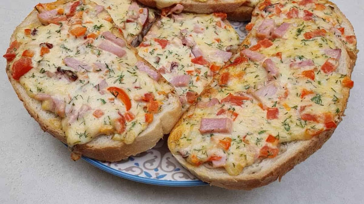 Babičkine rýchle zapekanky s kyslou smotanou a cesnakom: Aj staršie pečivo je v momente preč a všetci už pýtajú dupľu!