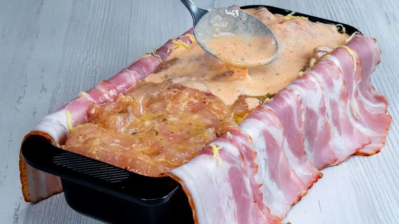 Kuracie rezne viac nevyprážam, toto je stokrát lepšie: Jemná a šťavnatá rolka so slaninkou – tak všetkým chutí, že k nej netreba ani prílohu!