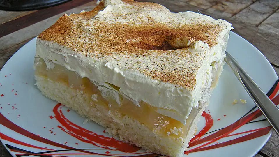 Balkánsky jablkový koláč – torta na plechu: Tá piškóta je jemná ako vata, používam ju aj na zákusky a torty!