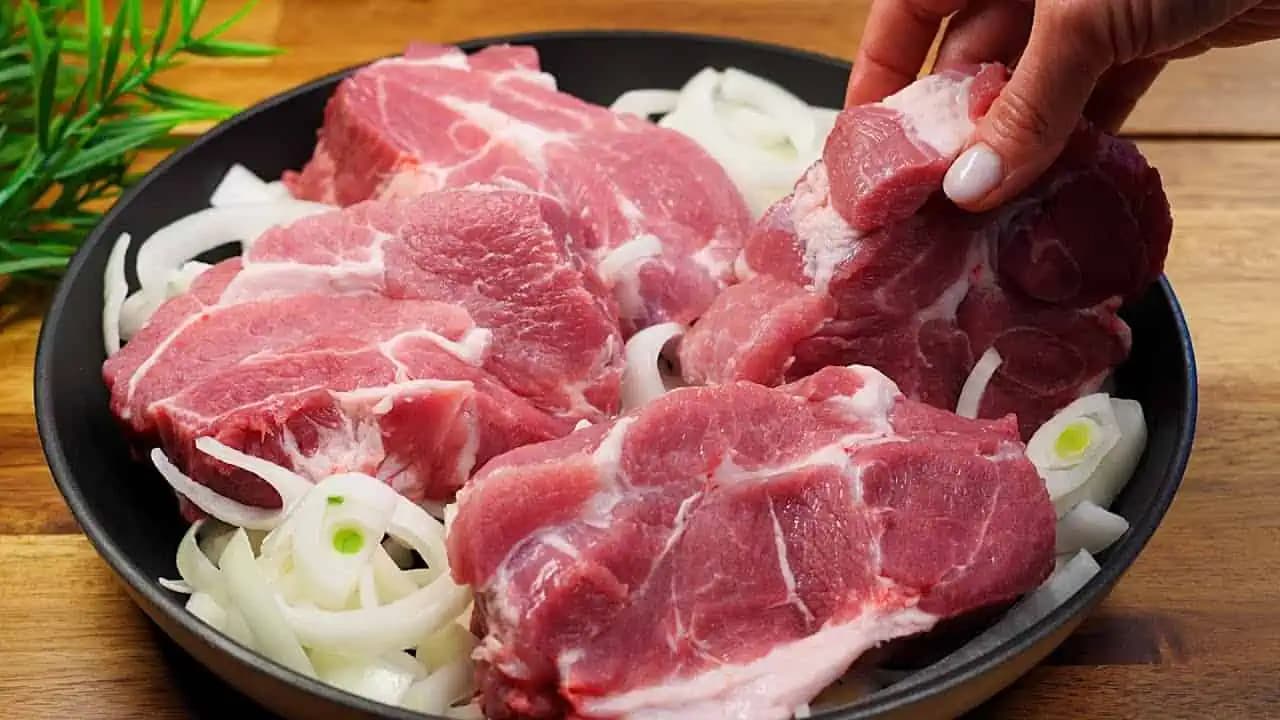 Takto varím krkovičku v nedeľu na obed a z tej chuti sa idú všetci zblázniť: Rýchly a jednoduchý recept!