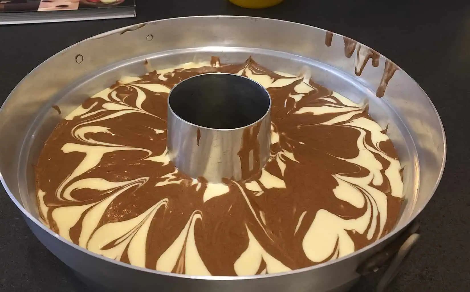 Kto pozná toto cesto z kyslej smotany a pudingu, nič iné už nehľadá – bábovka ako páperie: Pripravte hneď z dvojitej dávky!