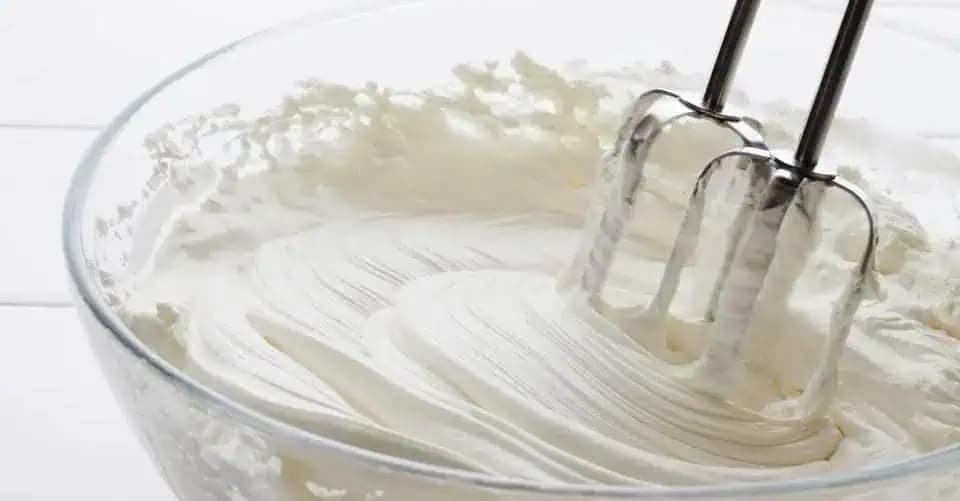 CUKRÁRSKY trik, ako vyšľahať šľahačku z obyčajného MLIEKA: Vynikajúca, perfektne drží a nikto neveril, že nie je zo smotany!