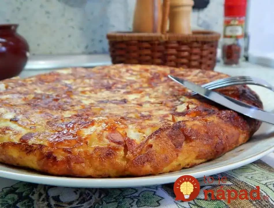 Minútová zemiaková pochúťka z panvice: Zabudnite na obyčajné placky – pridajte syr, salámu a máte perfekné jedlo pre celú rodinu!