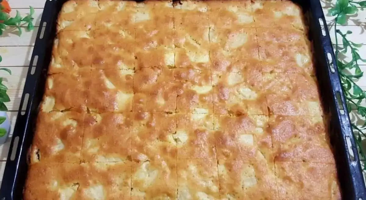 Jablkový blesk za 5 minút: Úžasne jemný a lahodný koláč z 1 misky, žiadna robota a výsledok fantastický!