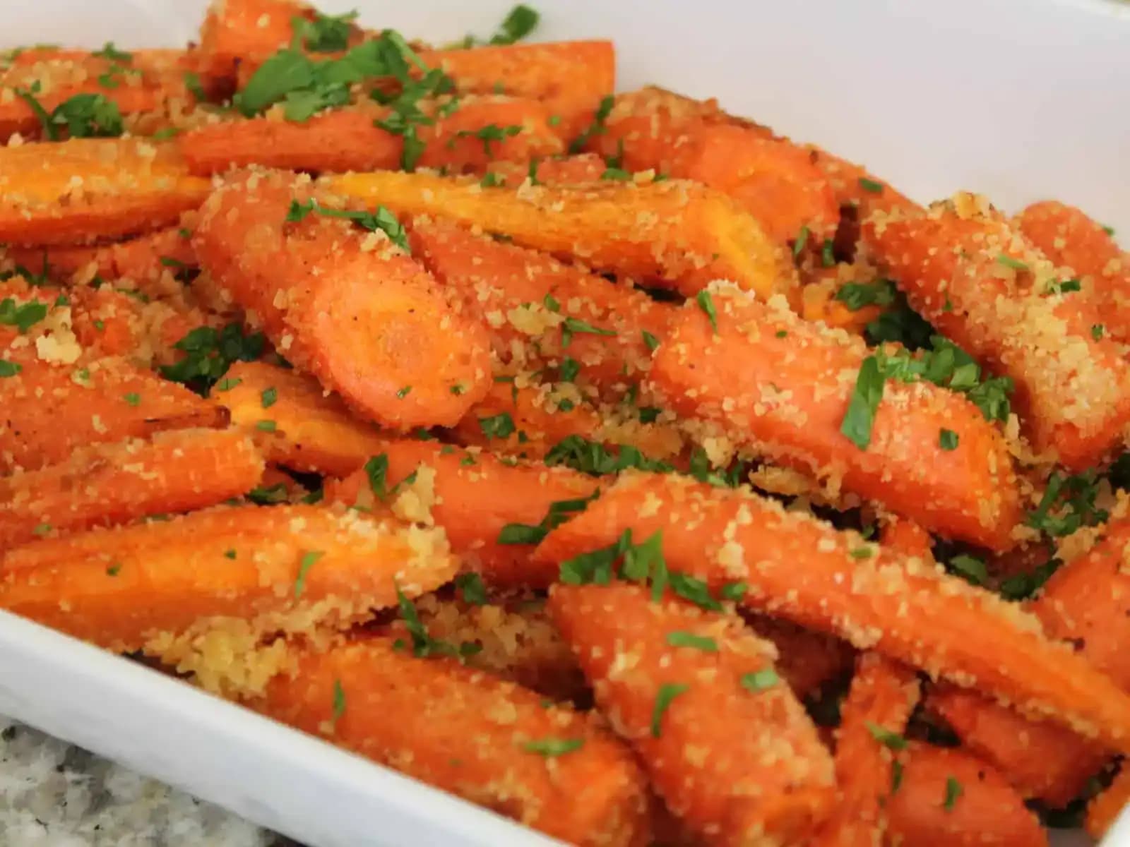 MRKVA je oveľa chutnejšia ako hranolky: Stačí ju LEN dať na pekáč a posypať cesnakovou zmesou – najchutnejšia príloha na svete!