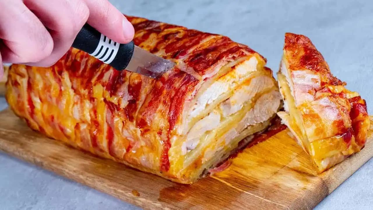 Kúpila som kuracie prsia, ZEMIAKY, plátky slaniny a upiekla túto roládu: Zbláznila sa do nej komplet celá rodina!