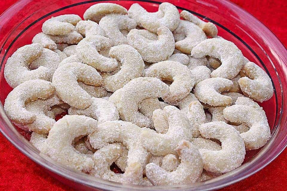 Konečene som našla DOKONALÝ recept na vianočné rožky: BEZ vajec s chuťou vanilky a kokosu – pečú sa len 10 minút!