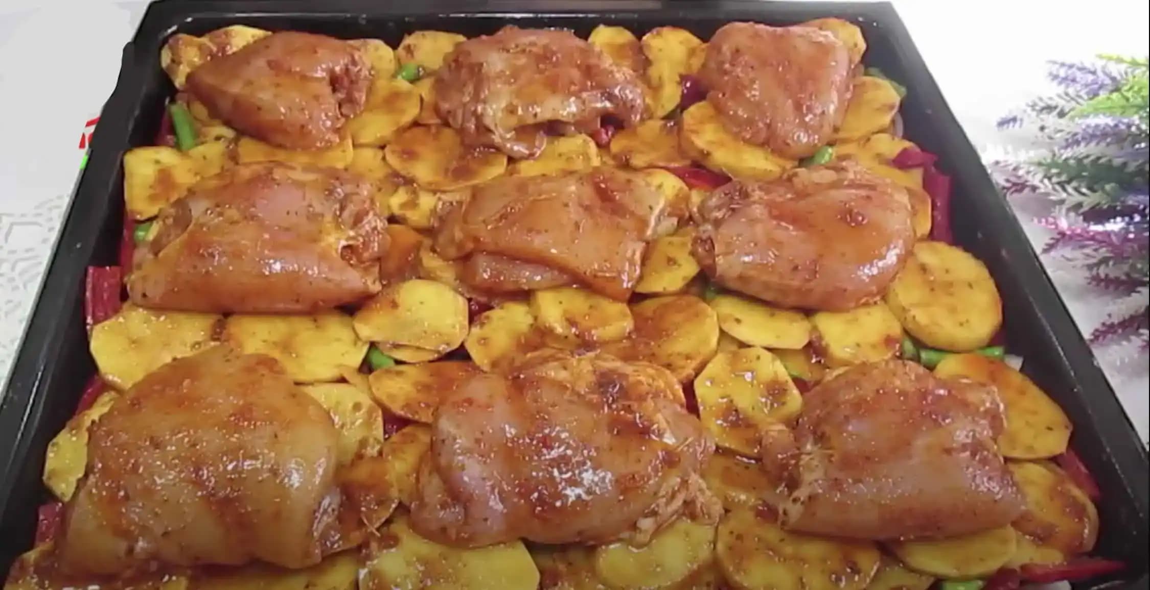 Pekelne dobré kuracie prsia na zemiakoch a cibuli s výbornou omáčkou: Tajný trik, s ktorým budú extra šťavnaté a chutné!