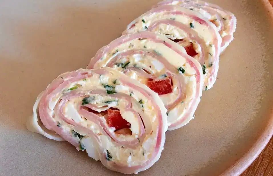 Už nepotrebujete chystať ani obložené chlebíčky: Rýchla a vynikajúca studená roláda so šunku a syrom!