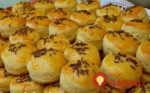 Ak máte doma kyslú smotanu a kúsok syra, môže si pripraviť najrýchlejšie pagáčiky: 15-minútové a vynikajúce!