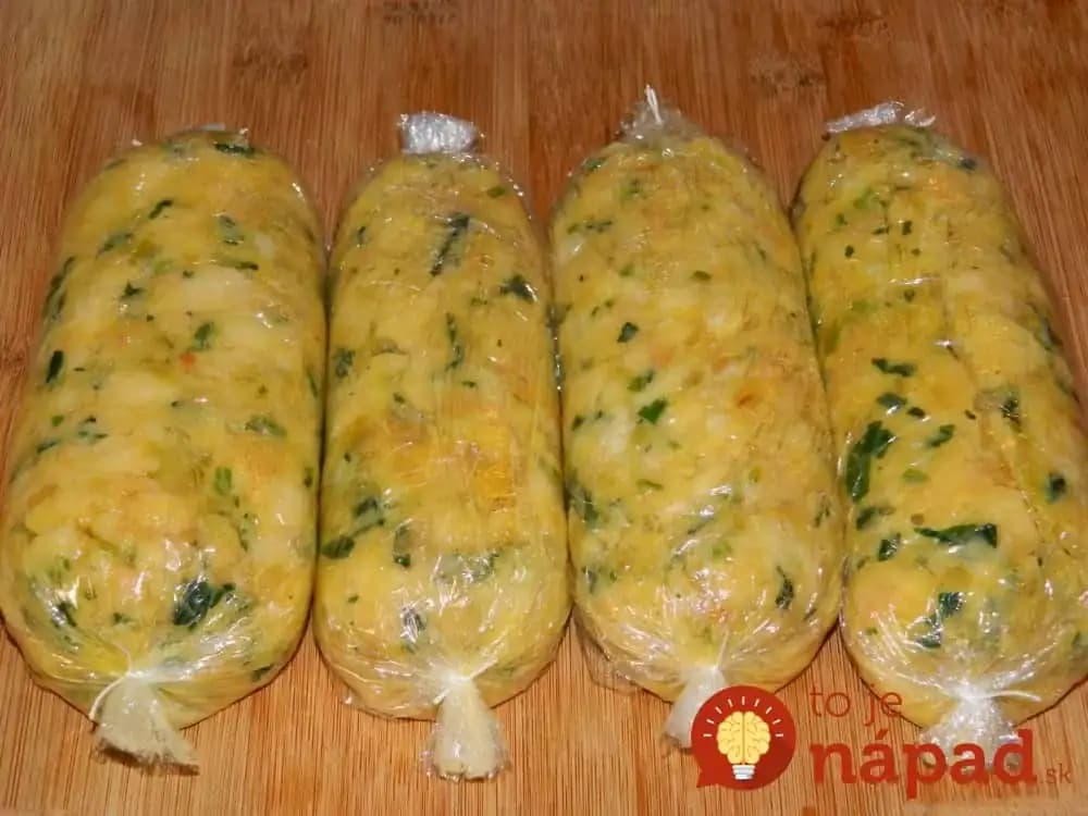 Odkedy mám tento recept, kysnutú knedľu nekupujem: Knedľa zo staršieho pečiva za 10 minút – najchutnejšia príloha!