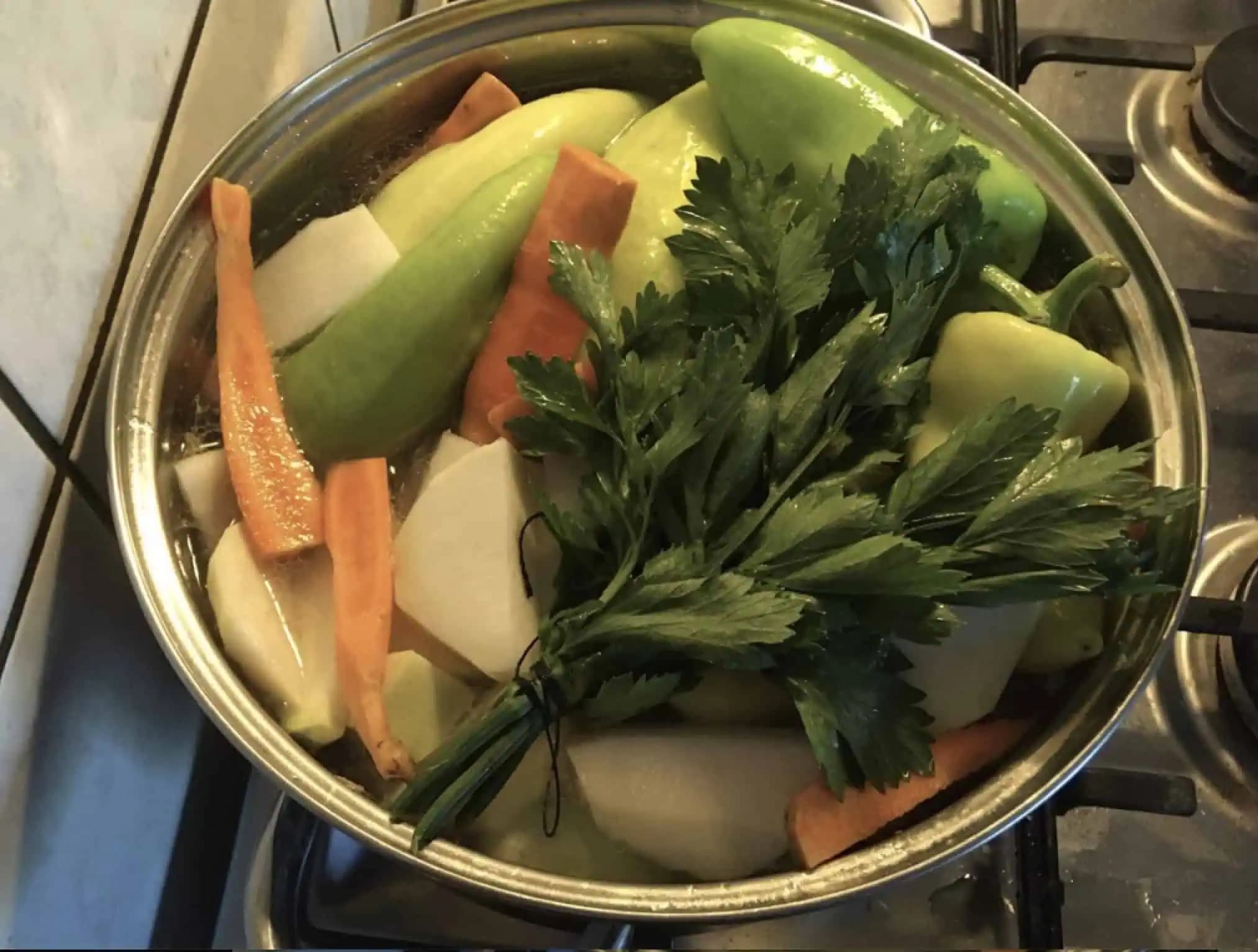 Toto je dôvod, prečo majú profi kuchári vždy dokonalý vývar: Zaručene sa nezakalí a chuť ako z nóbl reštaurácie!