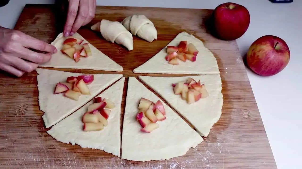 Extrémne jednoduché a rýchle rožky s jablkovou náplňou: Žiadne vajcia ani maslo – stačí vám len 1 HRNČEK!